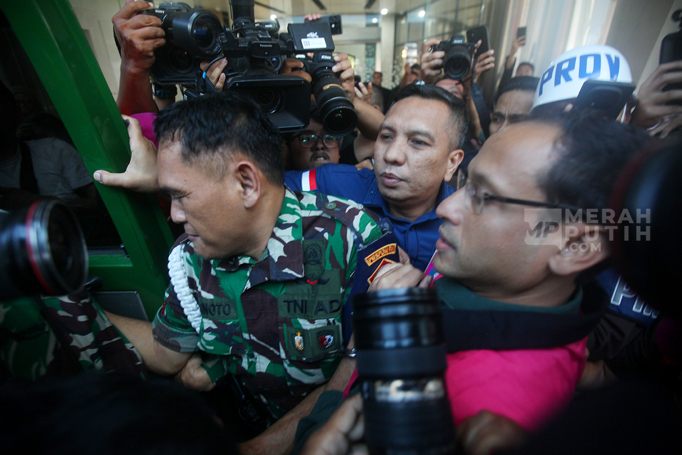 Tersangka Korupsi Pengadaan Laptop Chromebook  dan Mantan Mendikbudristek Nadiem Makarim memakai rompi pink saat memasuki mobil tahanan di Gedung Bundar, Kejaksaan Agung, Jakarta, Kamis (4/8/2025).