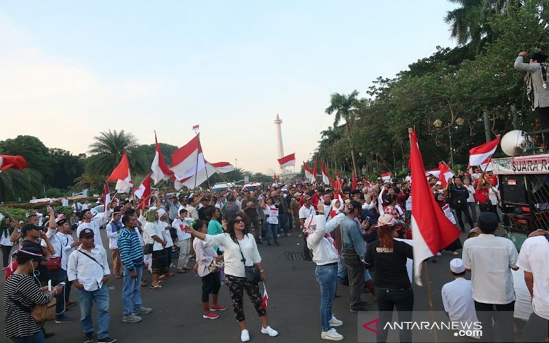 Massa berunjuk rasa jelang putusan MK terkait sengketa Pilpres