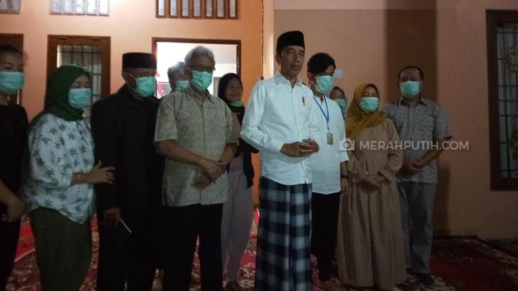 Presiden Jokowi memberikan keteragan terkait meninggalnya ibunda Sujiatmi Notomiharjo di Solo, Jawa Tengah, Rabu (25/3). (MP/Ismail)