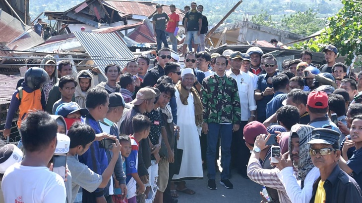jokowi jaket TNI