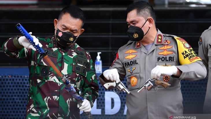Kapolda Metro Jaya Irjen Pol Fadil Imran (kanan) bersama Pangdam Jaya Mayjen TNI Dudung Abdurachman. (ANTARA FOTO/Sigid Kurniawan/rwa)