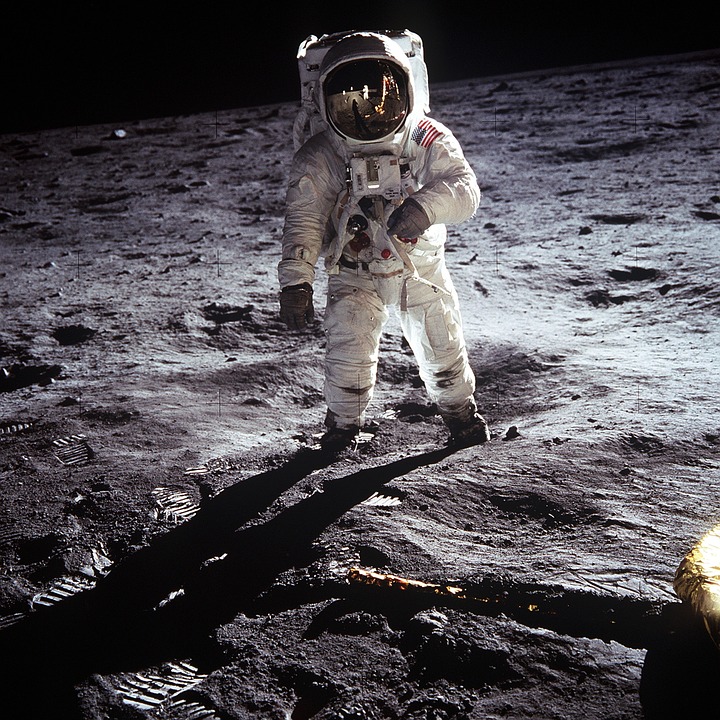 Astronaut mendarat ke Bulan (Sumber: Pixabay/WikiImages)