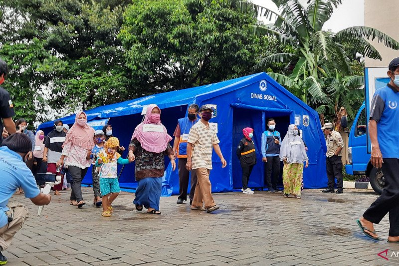 Warga Kampung Lubang, Kelurahan Pengadegan mengikuti simulasi penanggulangan bencana banjir Kampung Siaga Bencana, di GOR Kelurahan Pengadegan, Kota Jakarta Selatan, Kamis (3/12/2020) (ANTARA/Laily Rahmawaty)