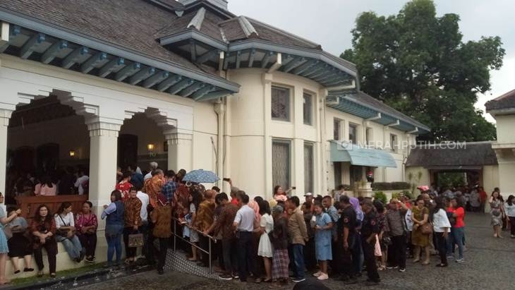  Ratusan warga mengantre open house di open house Natal di Rumdin Loji Gandrung, Solo, Jawa Tengah, Rabu (25/12). (MP/Ismail)