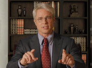 Brad Pitt Berperan Sebagai Dokter untuk Luruskan Isu Miring Seputar Virus Corona