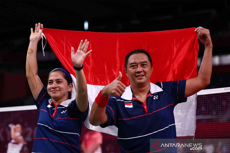 Atlet Para badminton Hary Susanto bersama Leani Ratri Oktila merayakan kemenangan usai melawan atlet Para badminton Prancis Lucas Mazur dan Faustine Noel pada final Mixed Doubles SL3-SU5 Paralimpiade Tokyo 2020 di Yoyogi National Stadium, Tokyo, Jepang, Minggu (5/9/2021). Ganda campuran Indonesia tersebut memenangi pertandingan 23-21 dan 21-17. ANTARA FOTO