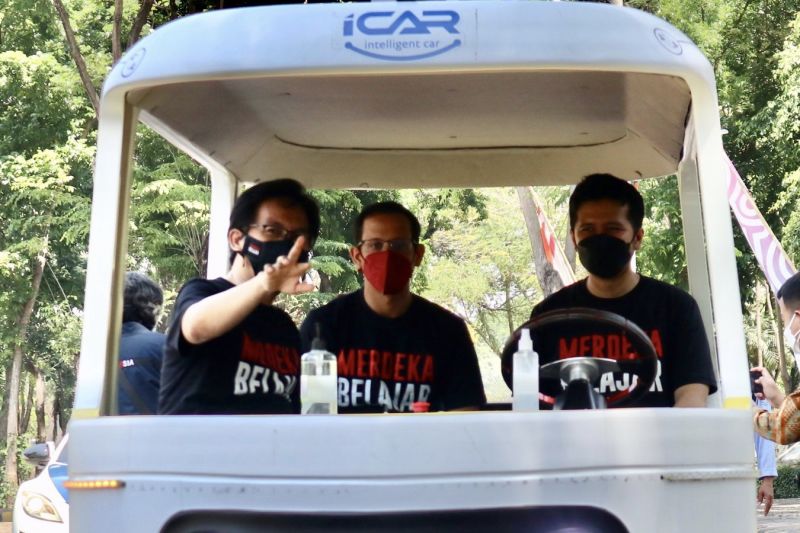 Menteri Pendidikan, Kebudayaan, Riset, dan Teknologi Nadiem Anwar Makarim (tengah) bersama Rektor ITS Prof. Mochamad Ashari dan Wakil Gubernur Jatim Emil Elestianto Dardak saat mengunjungi kampus ITS di Surabaya, Kamis (21/10/2021). (ANTARA-HO Tim Wagub Jatim)