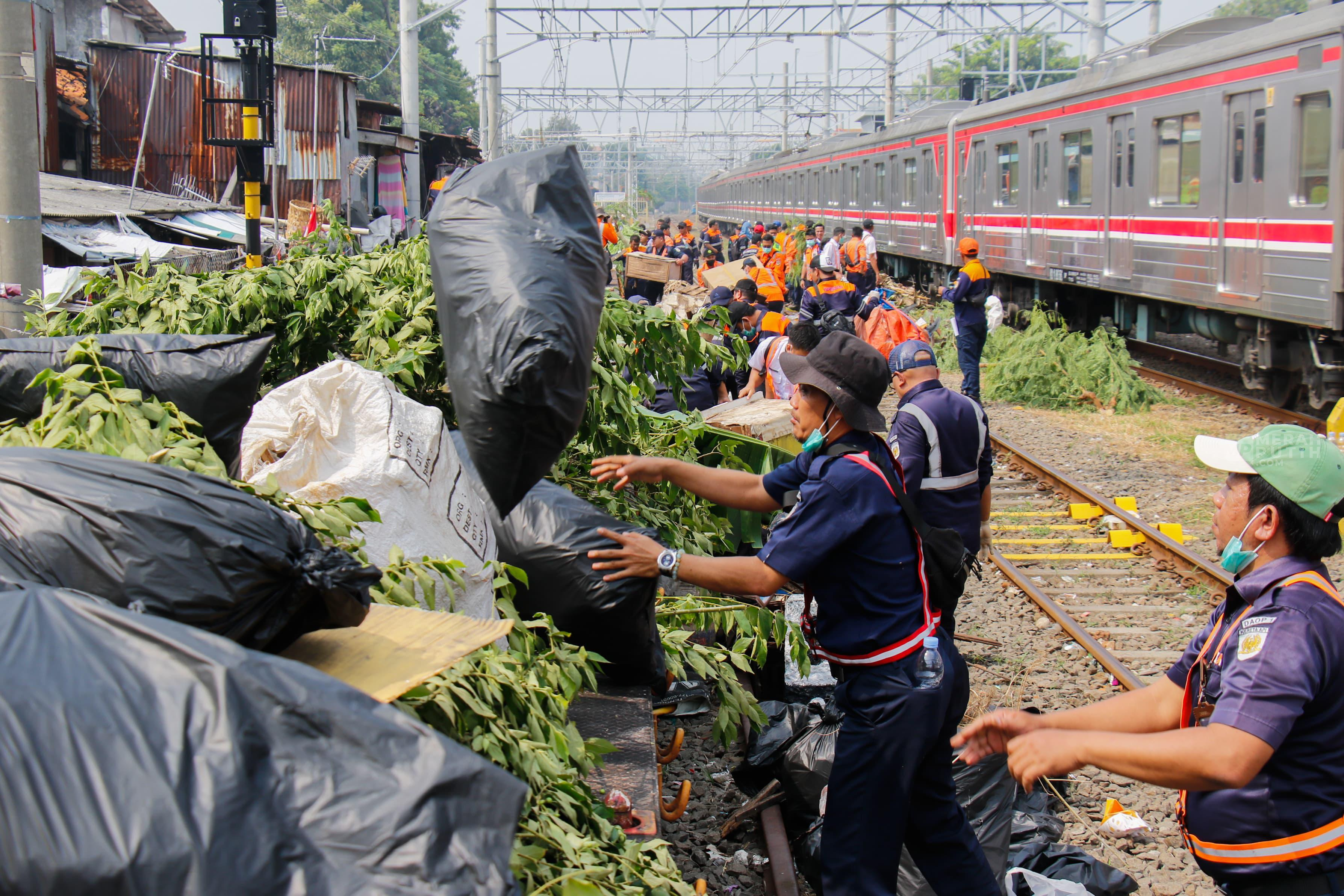 Sampah di Sepanjang Rel Ancam Keselamatan Perjalanan Kereta Api