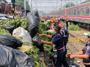 Sampah di Sepanjang Rel Ancam Keselamatan Perjalanan Kereta Api