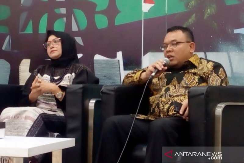 Anggota FPAN MPR RI, Saleh Partaonan Daulay (kanan) (Antaranews/Riza Harahap)