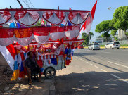 Omzet Pedagang Bendera Musiman Menurun Drastis