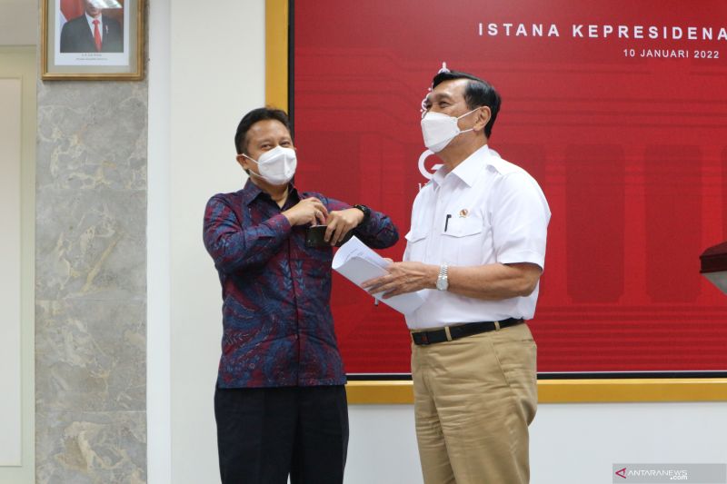 Menteri Koordinator bidang Kemaritiman dan Investasi Luhut Binsar Panjaitan (kanan) bersama dengan Menteri Kesehatan Budi Gunadi Sadikin di Kantor Presiden Jakarta, Senin (10/1/2021). (ANTARA/Desca Lidya Natalia)