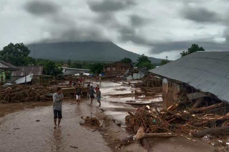 Peristiwa bencana banjir bandang yang melanda wilayah Waiwerang dan sekitarnya di Kecamatan Adonara Timur, Kabupaten Flores Timur, NTT, pada Minggu (4/4). Foto: ANTARA/HO-Alfons Rianghepat