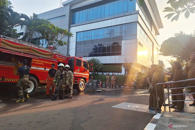 Kebakaran Gedung Kemendagri Pasar Minggu Merembet ke Pemukiman, Sumber Api di Lantai 2