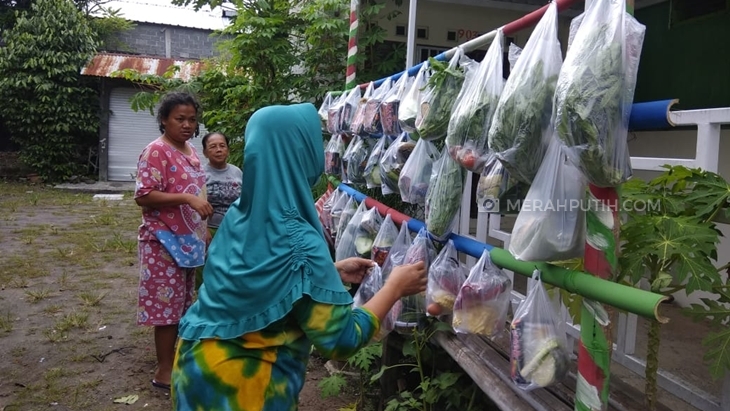 Gerakan sosial berbagi cantelan sayur dan sembako di RW 05, Kecamatan Tegalrejo, Kota Yogyakarta. (Foto: MP/Teresa Ika)