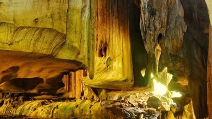 Gua Batu Kapal yang Penuh Bebatuan Indah