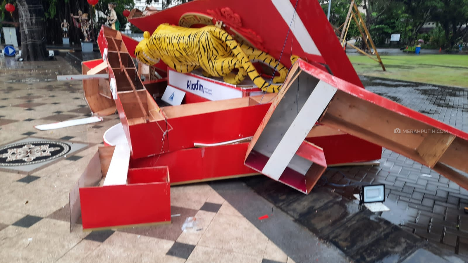 Diterjang Angin, Lampion Shio Macan di Kantor Gibran Ambruk