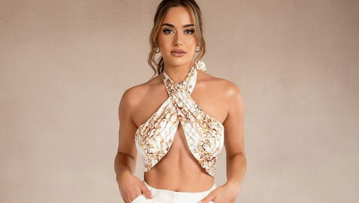 4 Model Baju Halter-Neck untuk Berbagai Acara