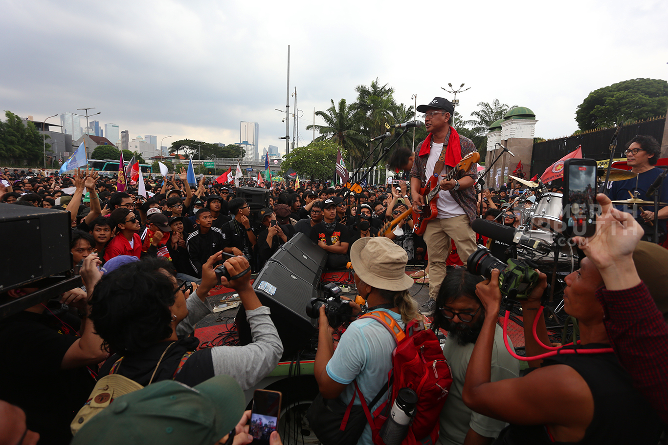 Efek Rumah Kaca Gebrak Panggung Hari Buruh Internasional 2026 di depan Gedung DPR