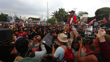Efek Rumah Kaca Gebrak Panggung Hari Buruh Internasional 2026 di depan Gedung DPR