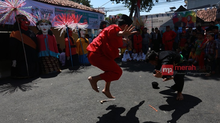 Pertunjukan silat di Lebaran Betawi Tangsel 2016, di Jalan Ceger Raya, Kelurahan Jurang Mangu Barat, Kecamatan Pondok Aren, Tangerang Selatan, Banten, Sabtu (6/8). (Foto: MerahPutih/Rizki Fitrianto)