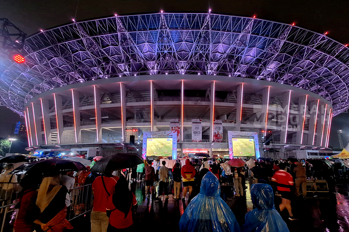 Rintik Hujan Temani Supporter Timnas Indonesia Nobar Dukung Punggawa Garuda Lawan Jepang