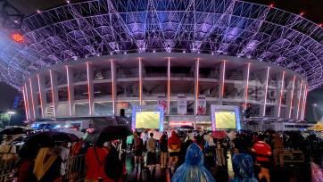 Rintik Hujan Temani Supporter Timnas Indonesia Nobar Dukung Punggawa Garuda Lawan Jepang 
