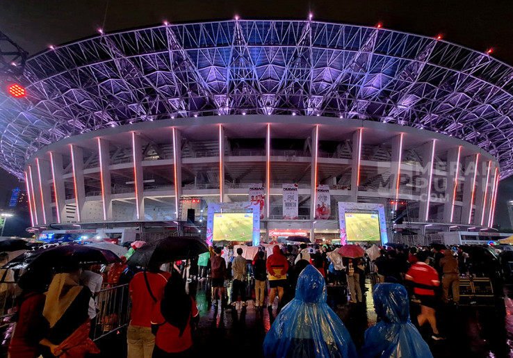 Rintik Hujan Temani Supporter Timnas Indonesia Nobar Dukung Punggawa Garuda Lawan Jepang