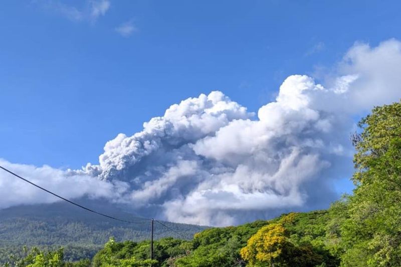 Gunung Lewotobi Laki-laki Erupsi, Warga Diminta Berada di Dalam Rumah