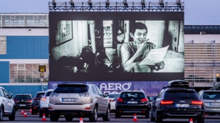Menayangkan Film Internasional, Bandara di Lituania diubah Menjadi Bioskop Drive-in