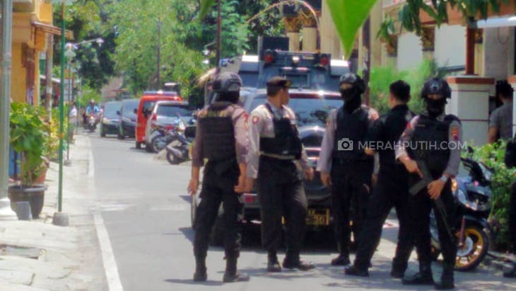 lustrasi - Densus 88 melakukan penggeledahan rumah terduga teroris di Solo, Jawa Tengah. (Foto: MP/Ismail)