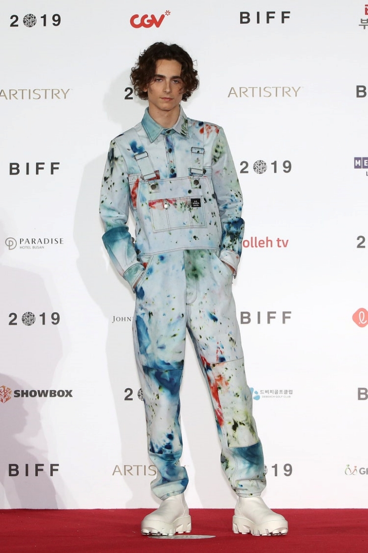 Timothe?e Chalamet menggunakan koleksi dari Sterling Ruby. (Foto: Vogue/Chung Sung-Jun)