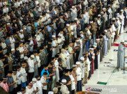 Tarawih Pertama di Tengah COVID-19, Ribuan Jemaah Tetap Padati Masjid di Aceh