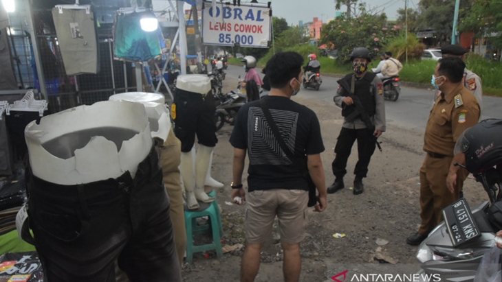 Satgas Covid-19 Kabupaten Bekasi, Jawa Barat, menutup tempat niaga pelanggar ketentuan PPKM Darurat di Kecamatan Cikarang Selatan, Senin petang (5/7). ANTARA/Pradita K Syah