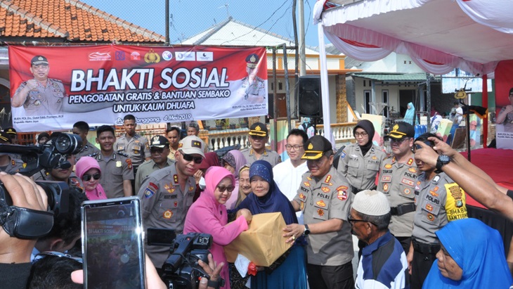 Baharkam POLRI Gelar Bhakti Sosial Pengobatan Gratis dan Bantuan Sembako kepada Ratusan Warga Pulau Panggang, Kepulauan Seribu