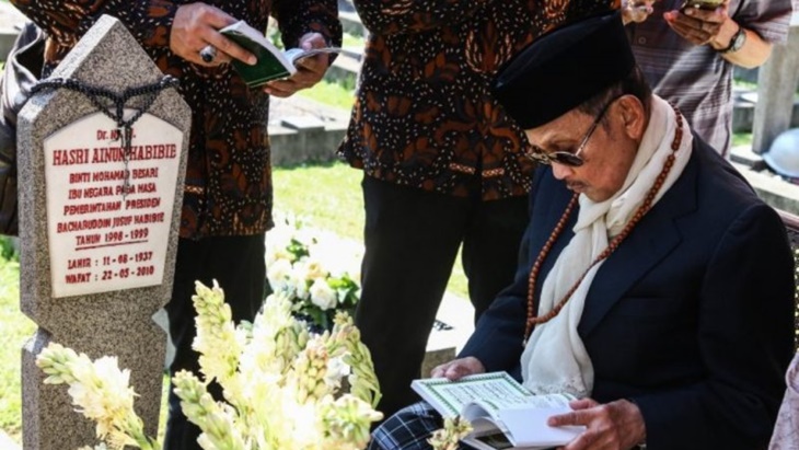 BJ Habibie Akan Disemayamkan di Samping Makam Ibu Ainun