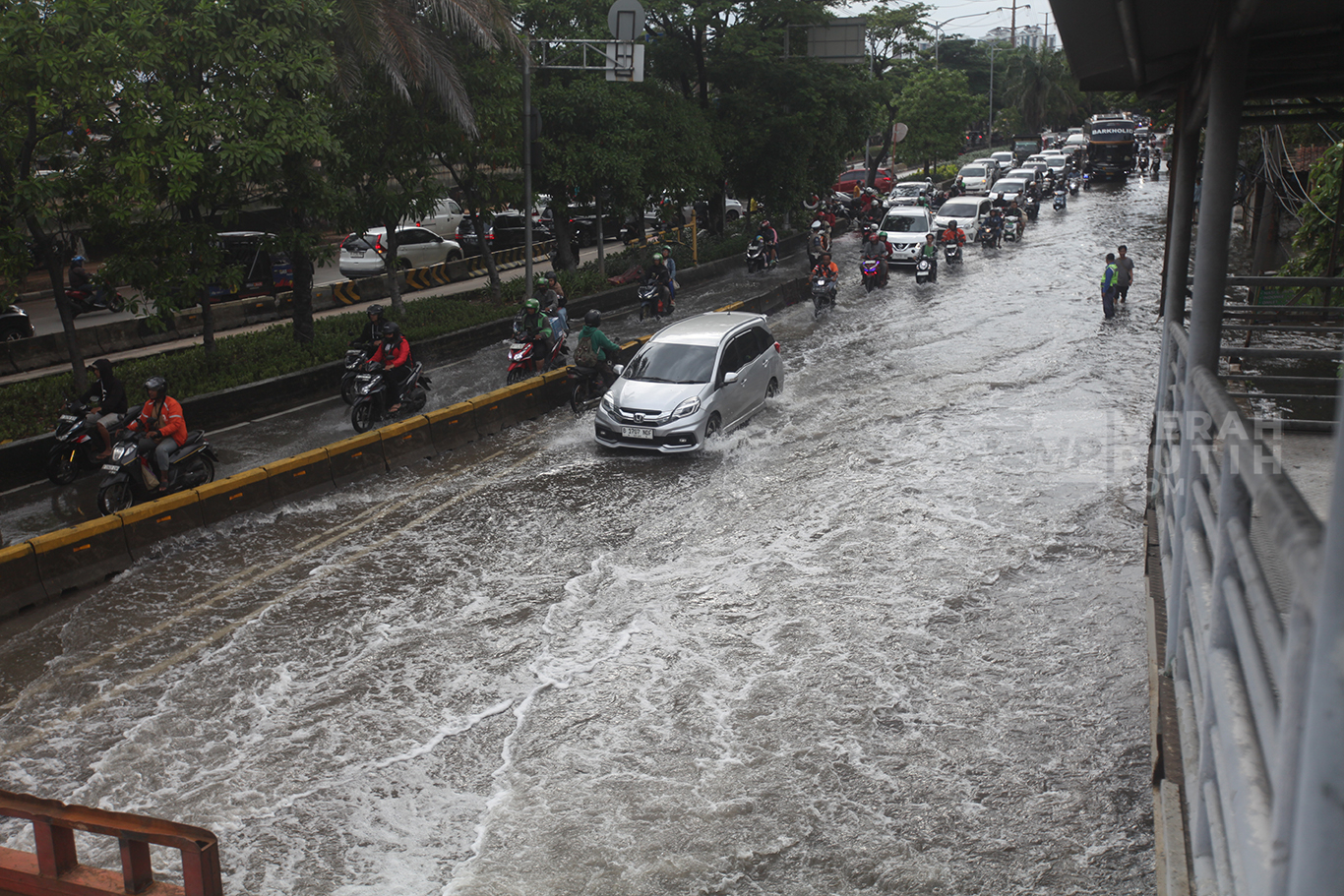 Banjir Setinggi 50 Cm Genangi Jalan Daan Mogot Jakarta Barat