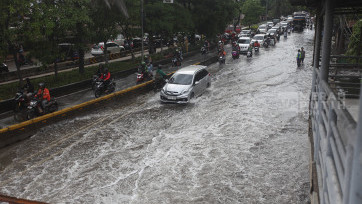 Banjir Setinggi 50 Cm Genangi Jalan Daan Mogot Jakarta Barat
