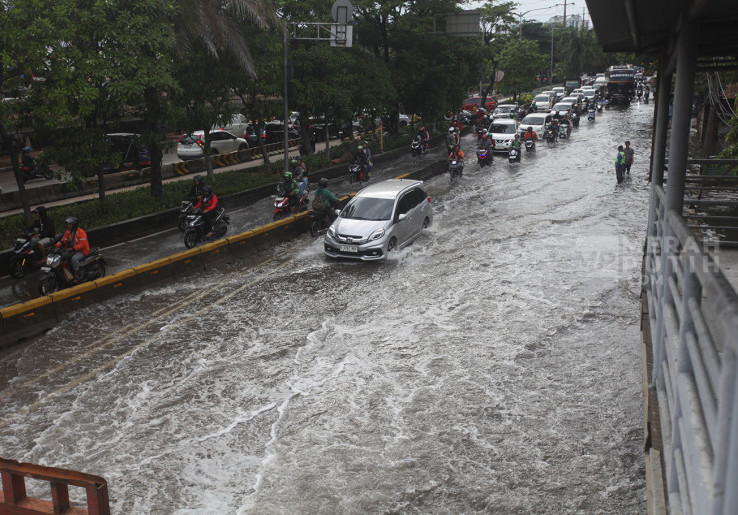 Banjir Setinggi 50 Cm Genangi Jalan Daan Mogot Jakarta Barat