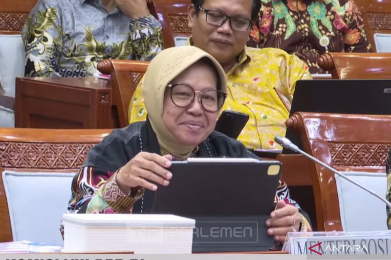 Risma Meneteskan Air Mata Dengar Kisah Nenek 90 Tahun Sebatangkara Tidak Terima Bansos