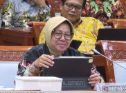 Risma Meneteskan Air Mata Dengar Kisah Nenek 90 Tahun Sebatangkara Tidak Terima Bansos