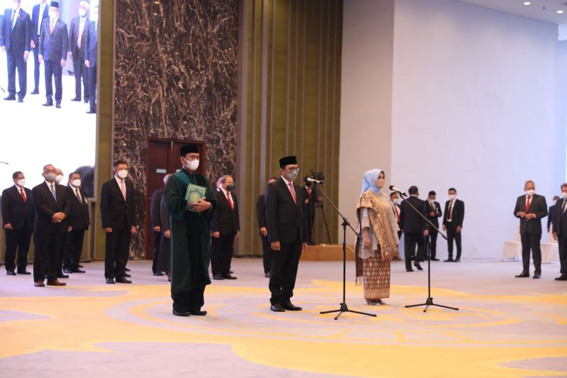 Juda Agung dan Aida S. Budiman resmi dilantik menjadi Deputi Gubernur Bank Indonesia (BI) di Jakarta, Kamis (6/1/2022). (ANTARA/HO-HumasBI)