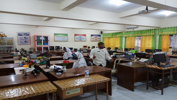 Panitia PPDB online SMKN 3 Solo sediakan komputer untuk mendaftar sekolah secara online, Kamis (18/6). (MP/Ismail)