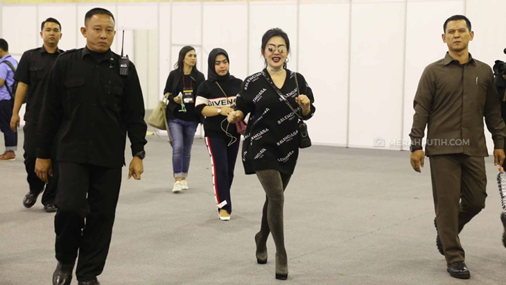 Syahrini Hadiri Sidang First Travel
