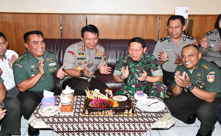 Personel Polresta Surakarta bersama personil TNI dari Kodim Surakarta 