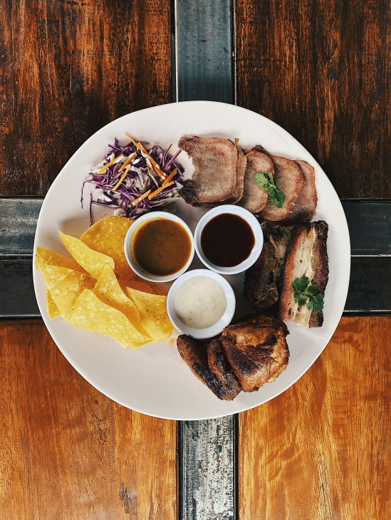 Slow smoked tongue, brisket, and chicken. (Foto MP/Shenna) 