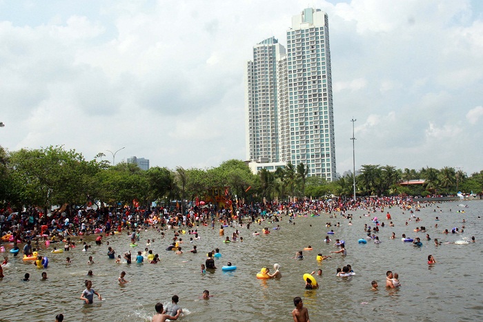 Kawasan wisata Pantai Ancol saat libur Natal dan Tahun Baru 2017. (Foto: MerahPutih/Dery Ridwansah)