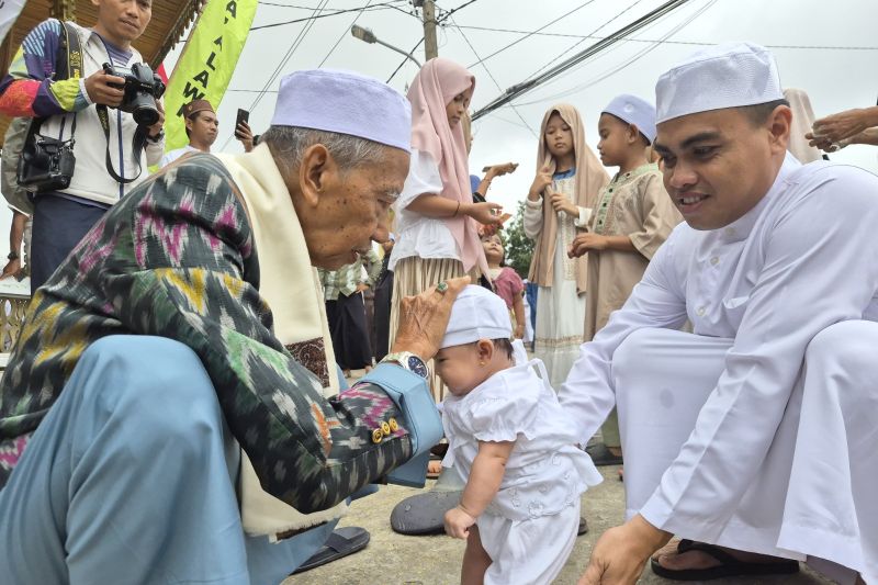 Tradisi Injak Bumi, Ritual Sakral Bayi-Bayi Jambi Seberang Setelah Salat Id