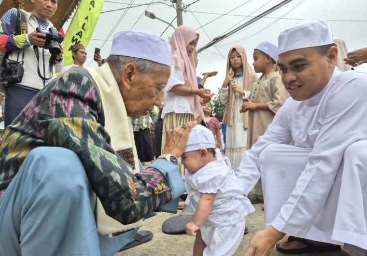 Tradisi Injak Bumi, Ritual Sakral Bayi-Bayi Jambi Seberang Setelah Salat Id