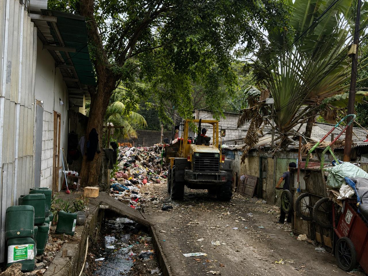 Dinas LH DKI Gerak Cepat Tangani Tumpukan Sampah di Kedaung Kaliangke